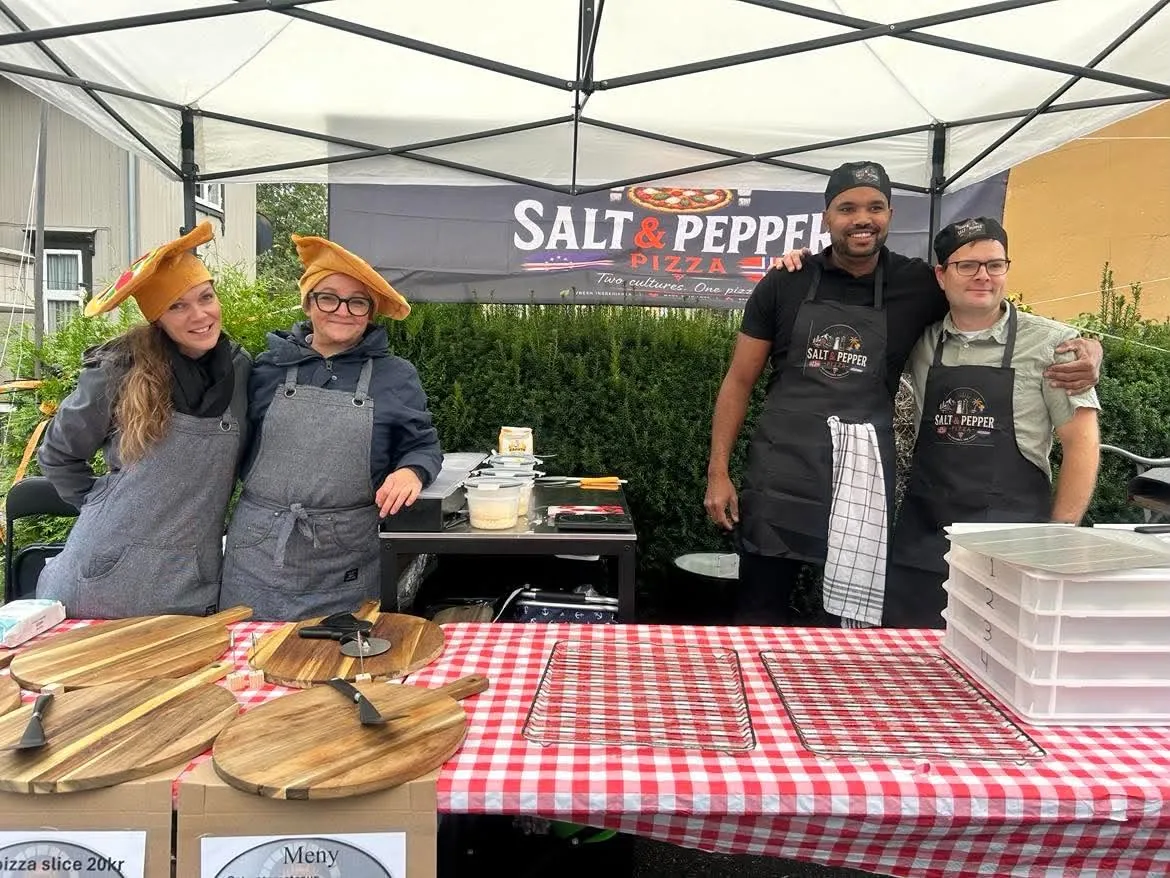 De fire deltakerne samlet foran Salt & Pepper Pizza-boden på Høstmarkedet i Ørje